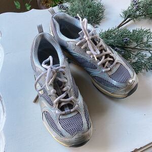 Woman’s Shape-Up Skechers Walking Toning Shoes Skechers Size 7